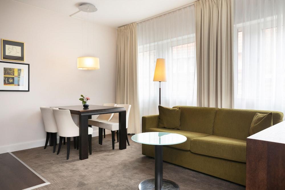 Elite Plaza Hotel 4*